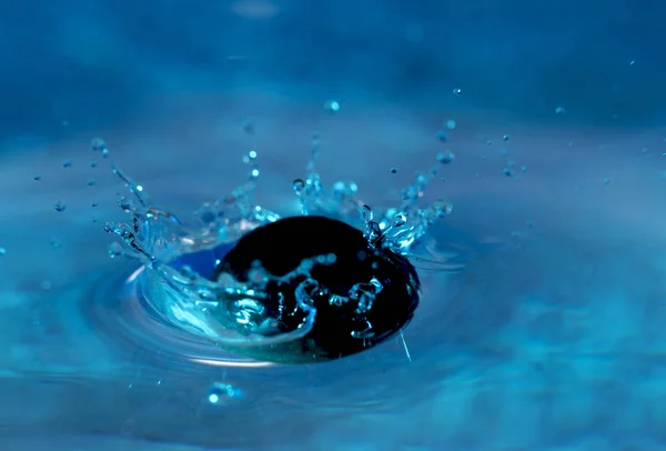 Tropfen Mit Wasserschwankungen — Stockfoto