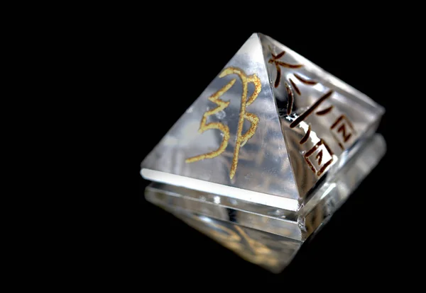 Cristal Forma Pirámide Con Símbolos Reiki Cho Rei Significa Poder — Foto de Stock