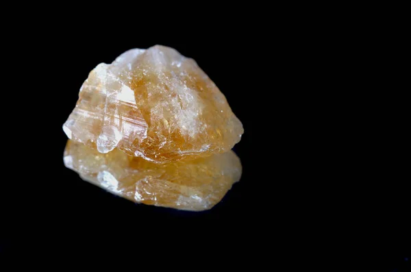 Kristal Dalam Bentuk Piramida Dengan Simbol Reiki Cho Rei Berarti — Stok Foto