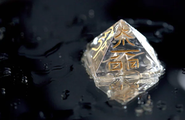 Cristal Forma Pirámide Con Símbolos Reiki Cho Rei Significa Poder — Foto de Stock