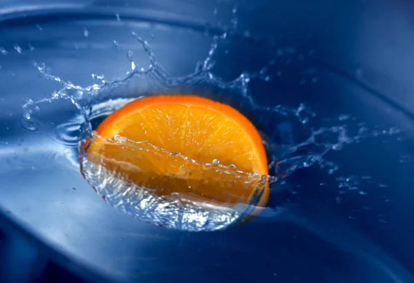 Cítricos Anaranjados Caídos Agua Salpicadura Bajo Agua Bebida Cóctel —  Fotos de Stock