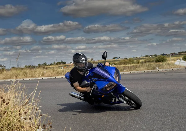 Joven Niño Conduciendo Moto Esquina Carrera Callejera — Foto de Stock