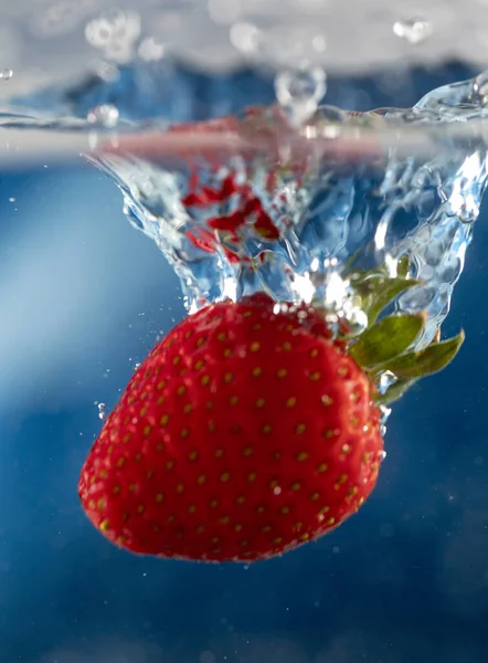 Strawbery Dropped Deep Water — Stock Photo, Image