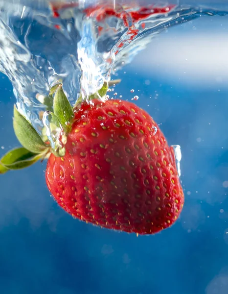 Strawberry Dropped Deep Water — Stock Photo, Image