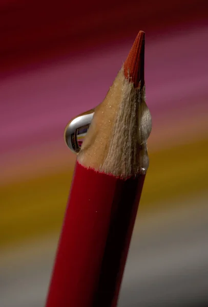 色彩斑斓的木制蜡笔巨幅 底色艳丽 点缀着水滴 — 图库照片