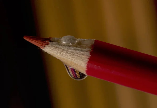 Macro Crayon Bois Sur Fond Coloré Avec Goutte Eau — Photo