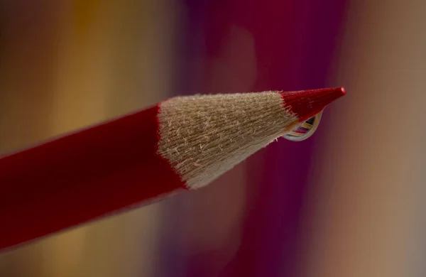 Macro Lápiz Madera Sobre Fondo Colorido Con Gota Agua — Foto de Stock