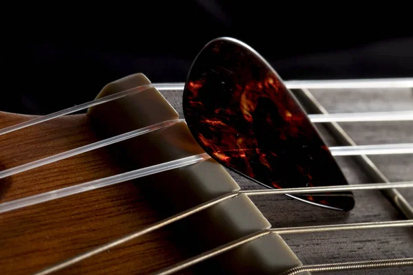 Guitarra Jugando Pluma Las Cuerdas Primer Plano Macro Look —  Fotos de Stock