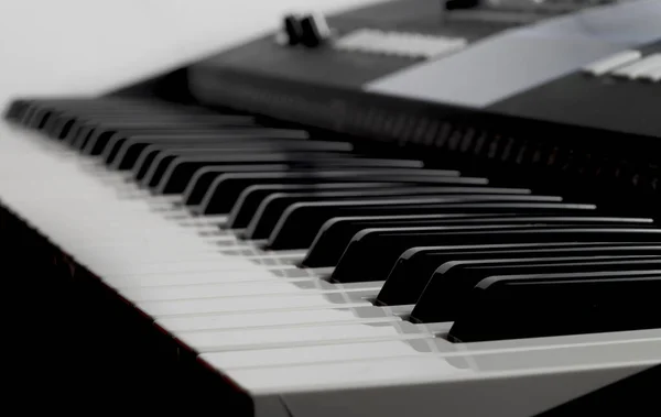 钢琴键或合成器老式风格的特写镜头 — 图库照片