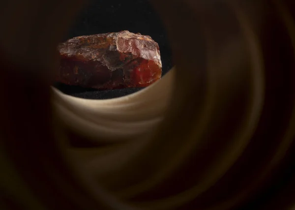 Kristal Taş Derin Ahşap Tünele Saklanmış — Stok fotoğraf