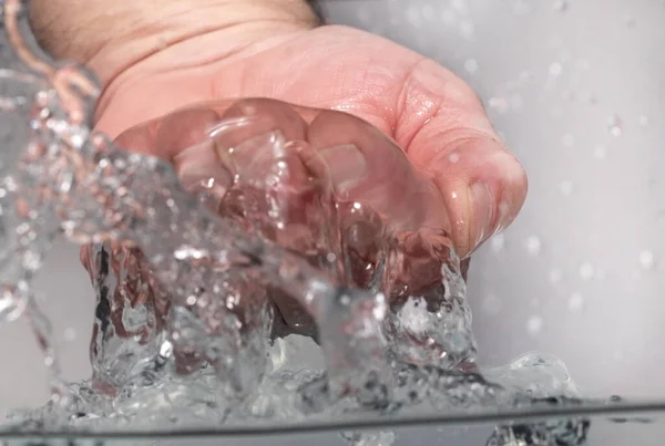 Mano Toma Agua Tiro Bajo Agua —  Fotos de Stock