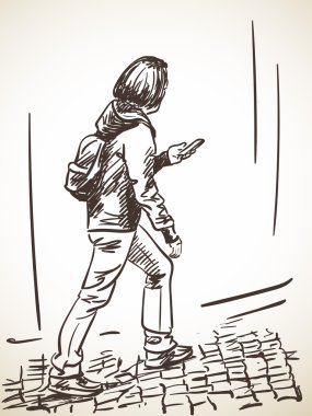 akıllı telefon ile yürüyen kadın