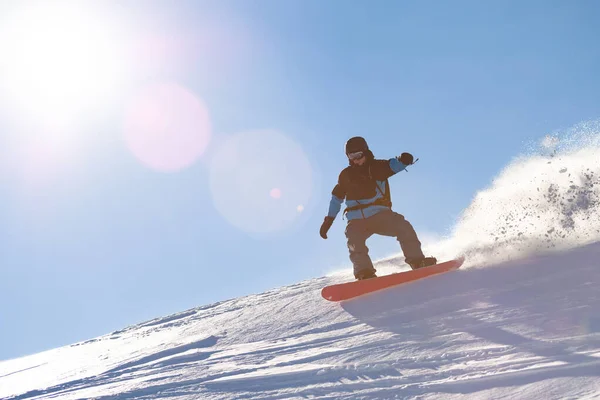 Snowboarder Equitazione Red Snowboard in montagna al Sunny Day. Snowboard e sport invernali — Foto Stock