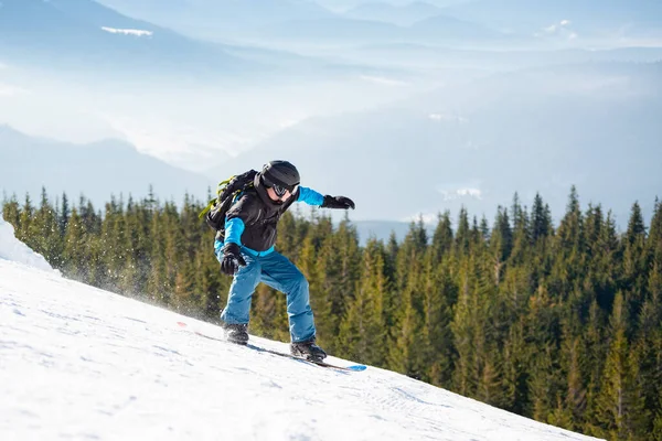 Snowboardos snowboardozik a hegyekben a Sunny Day-en. Snowboard és Téli Sportok — Stock Fotó