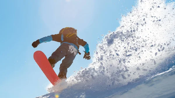 Snowboarder Riding Red Snowboard dans les montagnes à la journée ensoleillée. Snowboard et sports d'hiver — Photo