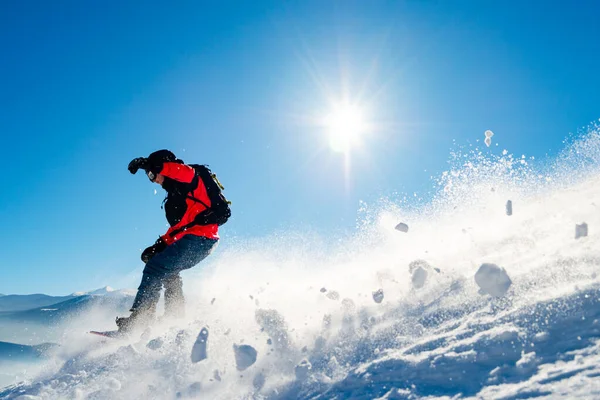 Snowboarder Equitazione Red Snowboard in montagna al Sunny Day. Snowboard e sport invernali — Foto Stock