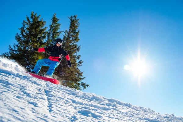 Snowboardos lovaglás Red Snowboard a hegyekben a Sunny Day. Snowboard és Téli Sportok — Stock Fotó