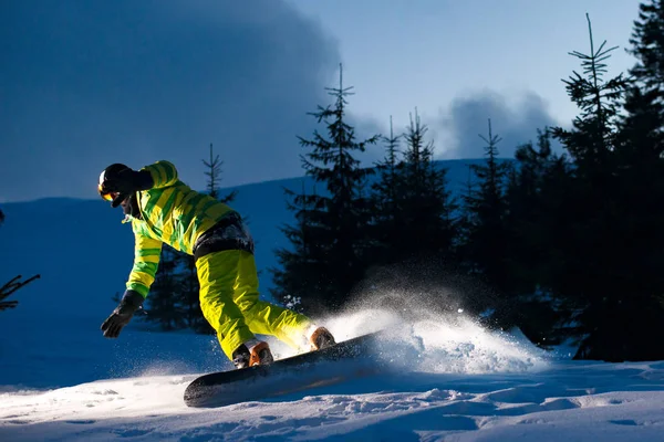 Snowboarder Equitação Snowboard na Floresta à noite. Snowboarding e esportes de inverno — Fotografia de Stock