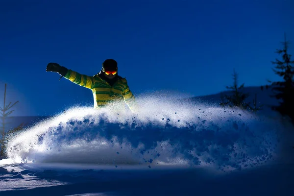 Snowboarder Equitação Snowboard na Floresta à noite. Snowboarding e esportes de inverno — Fotografia de Stock