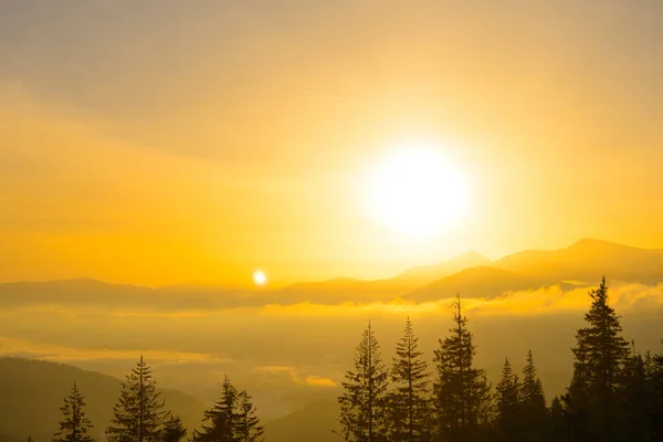 Sunrise in the Ukrainian Carpathian Mountains. Sun Rising over Hoverla Mountain, Highest Point of Ukraine. — Stock Photo, Image