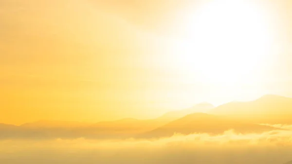 Sunrise in the Ukrainian Carpathian Mountains. Sun Rising over Hoverla Mountain, Highest Point of Ukraine. — Stock Photo, Image