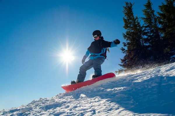 Snowboardos snowboardozik a hegyekben a Sunny Day-en. Snowboard és Téli Sportok — Stock Fotó