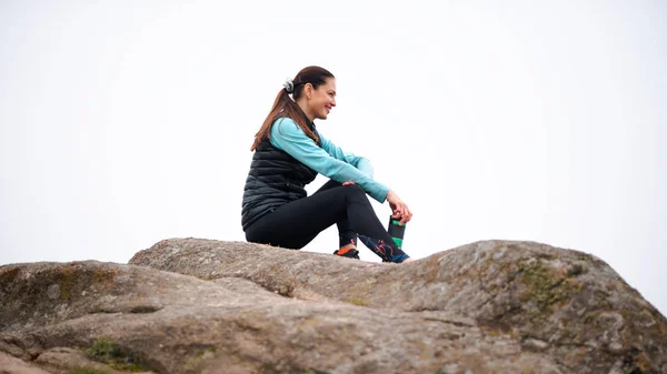 Linda mulher sorridente descansando depois de correr ao ar livre. Treino na noite de Outono. Esporte e Vida Ativa Saudável . — Fotografia de Stock