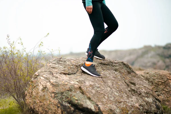 Vrouwenloper op het bergpad op herfstdag. Sluiten van Running Legs. Sport en actief levensstijlconcept. — Stockfoto