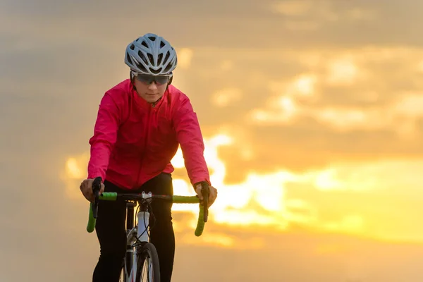 日落时骑自行车的年轻女子。 健康生活方式与户外运动概念 — 图库照片