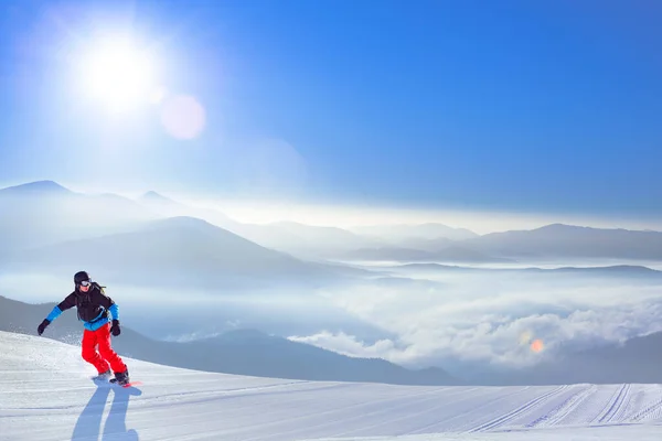 Snowboarder Riding Red Snowboard op de helling in de bergen in Bright Sun. Snowboarden en Wintersport Concept — Stockfoto