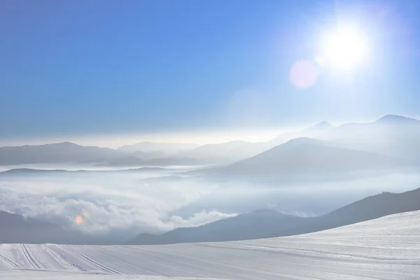 Ski Slope livre nas montanhas dos Cárpatos ucranianos. Nascer do Sol sobre a Montanha Hoverla, ponto mais alto da Ucrânia . — Fotografia de Stock