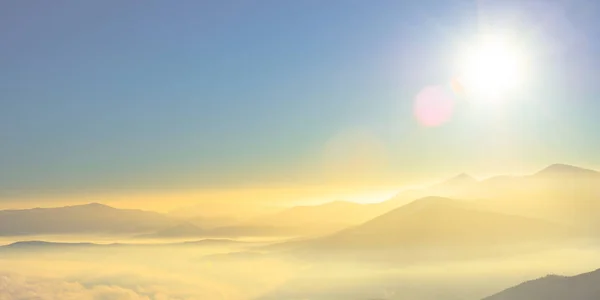 Sunrise in the Ukrainian Carpathian Mountains. Sun Rising over Hoverla Mountain, Highest Point of Ukraine. — Stock Photo, Image