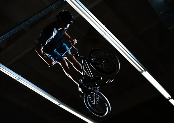 BMX Rider Doing Me Trips on Moche in the Dark Skatepark. Здоровый и активный образ жизни . — стоковое фото