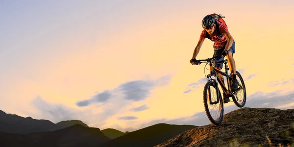 Cyclist Red Riding Bike Rock Beautiful Mountains Sunset Англійською Extreme — стокове фото