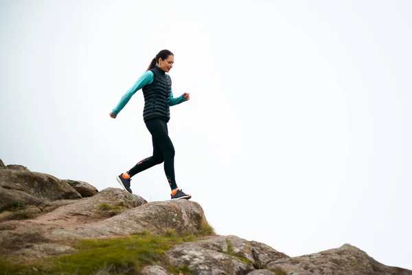 Beautiful Smiling Woman Running on the Mountain Trail at Cold Autumn Evening. Sport and Active Lifestyle. — Stock Photo, Image