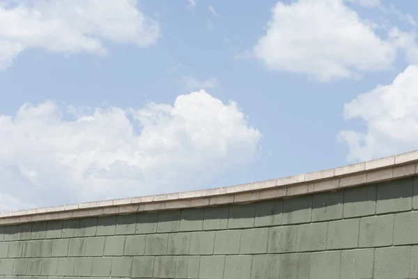 Cement Wall Under a Sunny Blue Sky — Stock Photo, Image