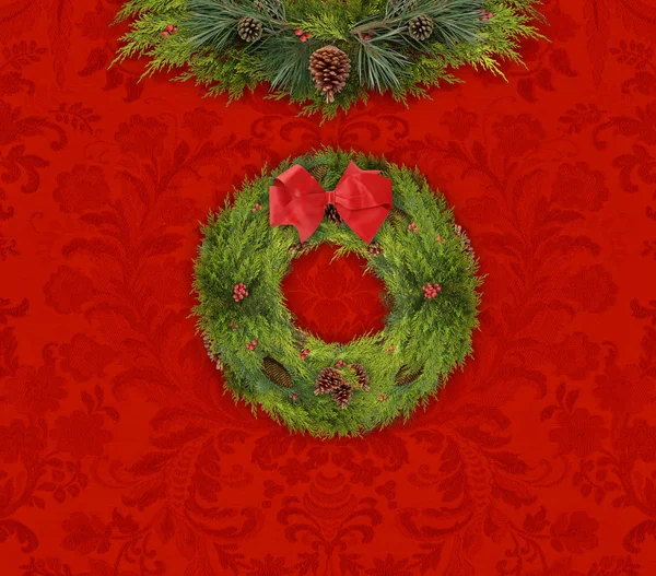 クリスマスの花輪と花輪赤ダマスク壁 — ストック写真