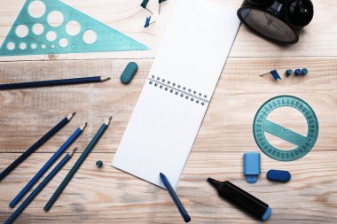 Bir tükenmez kalem üzerinde asılı bir ahşap zemin üzerine beyaz bir defter. Masada ileti örneği vardır. Boşaltmak