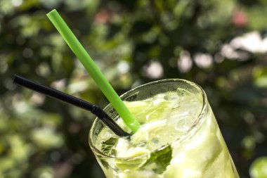 Fesleğen limonata - soğuk içecek.