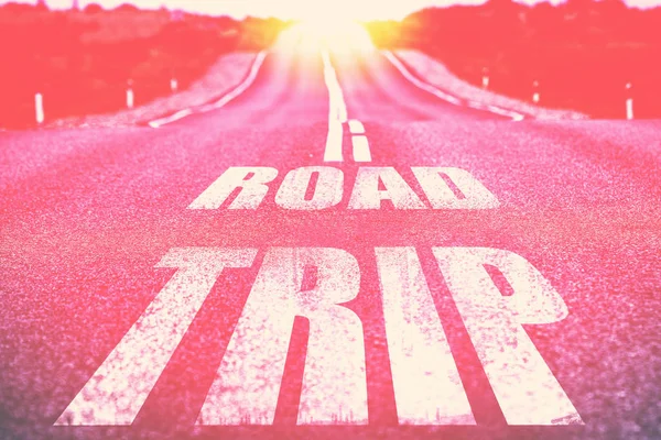 Yolda yazılı yolculuk. Seçici odak. Tonda.