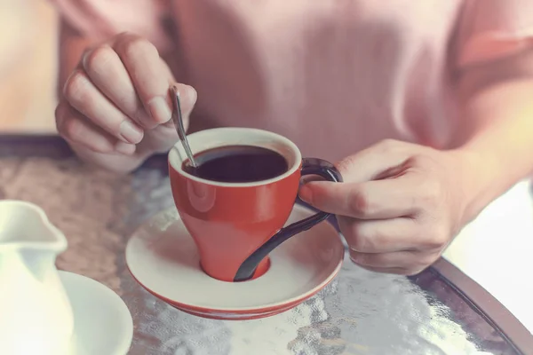 Mulher mãos com xícara de café . — Fotografia de Stock