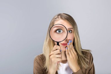 Büyüteç arayan meraklı kadın