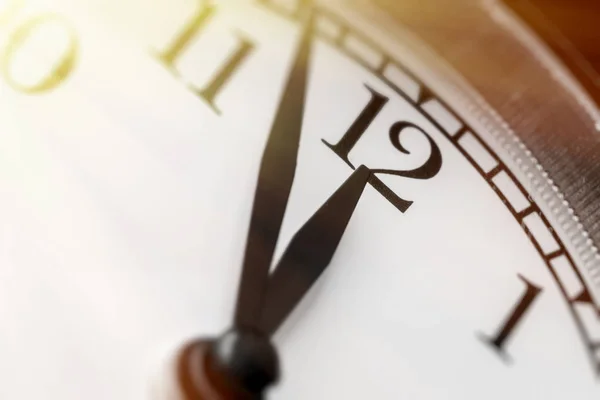 Foto del reloj mostrando cinco minutos hasta el mediodía — Foto de Stock