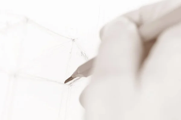 Een vrouwelijke hand tekent een schets met een potlood. — Stockfoto