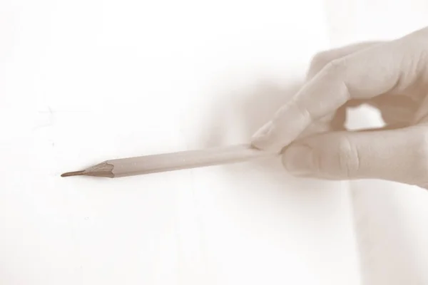 Eine weibliche Hand zeichnet eine Skizze mit einem Bleistift. — Stockfoto