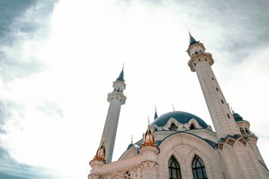 Caminin gökyüzüne karşı parçası. Ufuk eğimli.