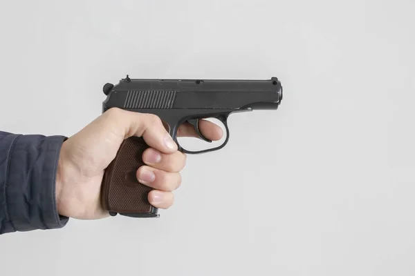 Mão com arma pronta para disparar — Fotografia de Stock