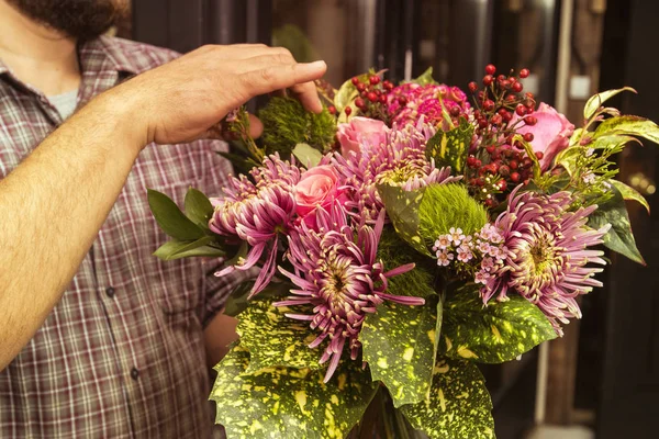 Florista corrige el ramo creado — Foto de Stock