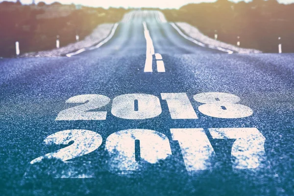 Een woestijn weg met het opschrift 2017 2018. — Stockfoto