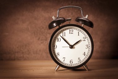 Saat - Vintage eski çalar saat sackings ve ahşap arka plan.